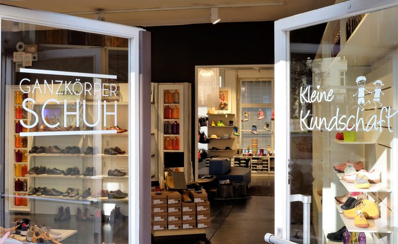 Eingang der Filiale Bundesallee mit den Schriftzügen Ganzkörperschuh und Kleine Kundschaft